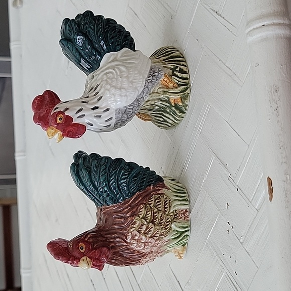 Set of Rooster Chicken Salt and Pepper Shakers Porcelain Unbranded 4" x 3.5" - Picture 5 of 7